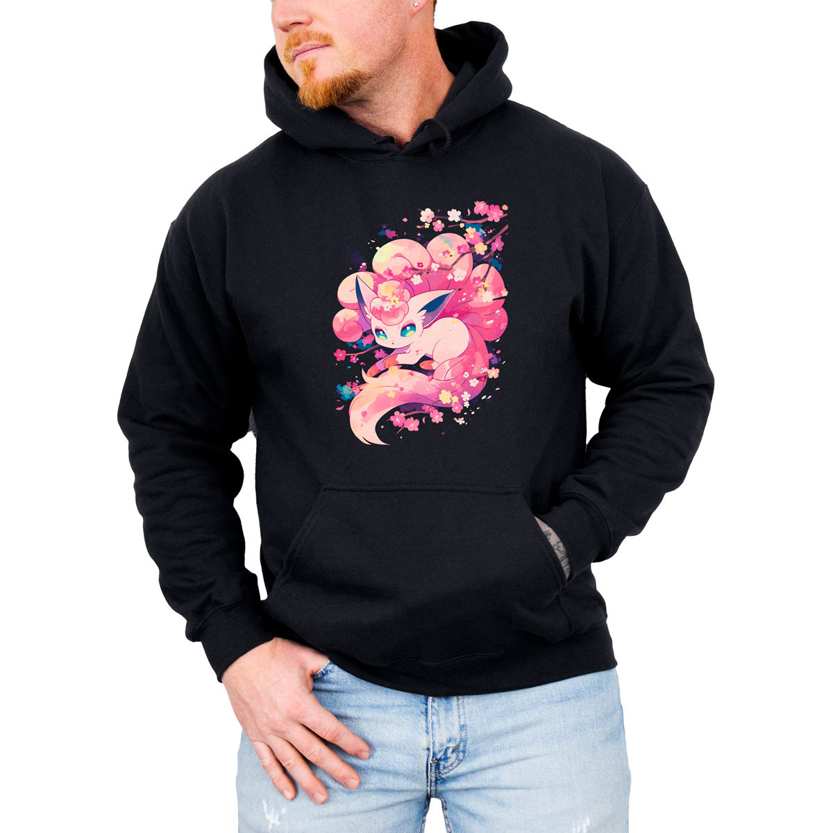 hoodie-anime-hombre-vulpix-en-batalla-con-flores-de-cerezo