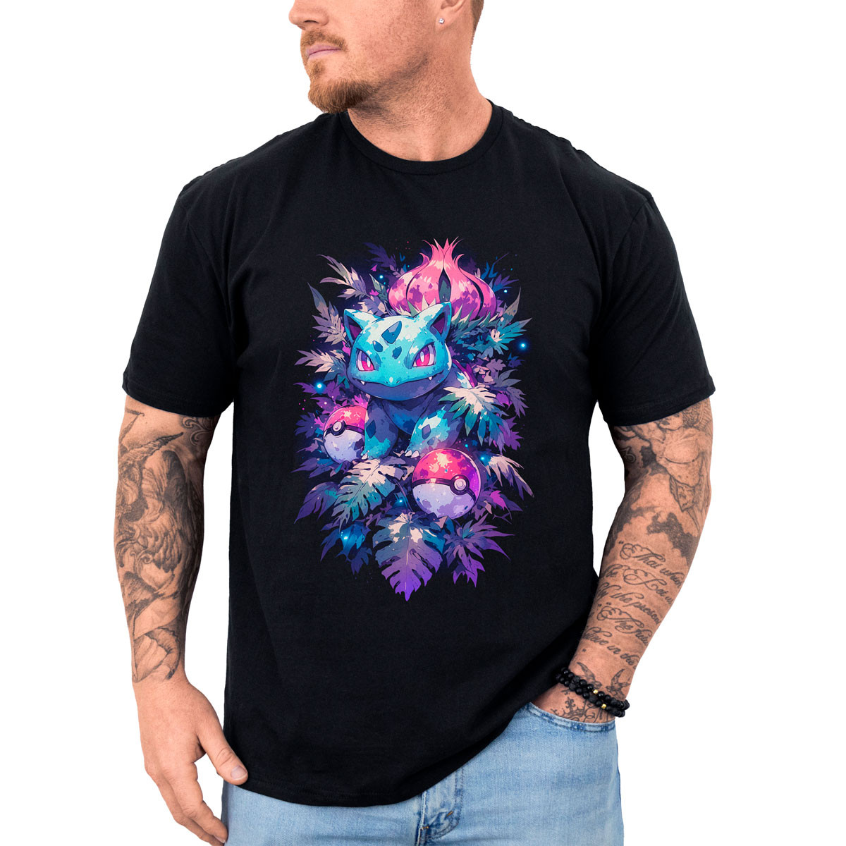 polera-hombre-anime-ivysaur-pokeballs-negra-brillante