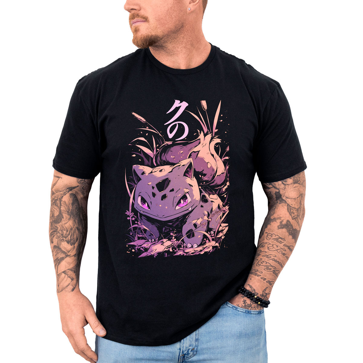 polera-hombre-anime-negra-dise-o-bulbasaur-ink-estilo-palabra-pok-mon